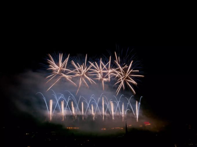 Der VCO am Zug; die beiden Feuerwerksvereine präsentieren ihr Kunstwerk abwechselnd. Feuerwerk Sonnwendfeier Oensingen