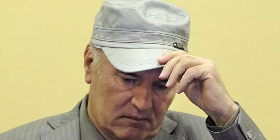 Der serbische Ex-General Ratko Mladic sitzt auf der Anklagebank des UN-Kriegsverbrechertribunals in Den Haag. Foto: Martin Meissner/ANP/AP POOL/EPA FILE/dpa