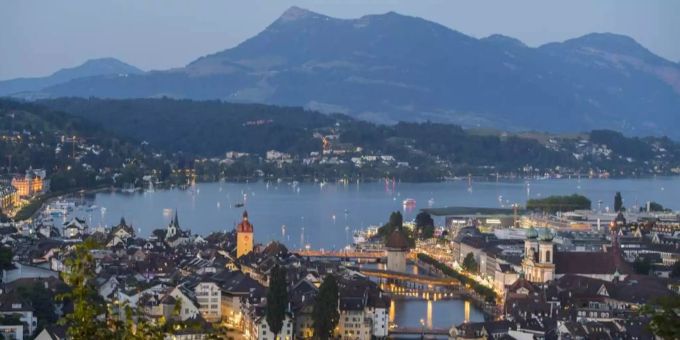 Die Altstadt von Luzern mit dem Luzerner Seebecken. tavola catering
