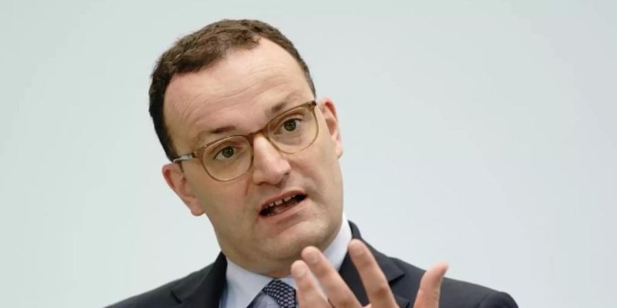 Bundesgesundheitsminister Jens Spahn (CDU) sagte, das neue Verzeichnis solle für Ärztinnen und Ärzte zu einem «Digital-Lexikon» werden, indem sie verordnungsfähige Anwendungen finden können. Foto: Kay Nietfeld/dpa