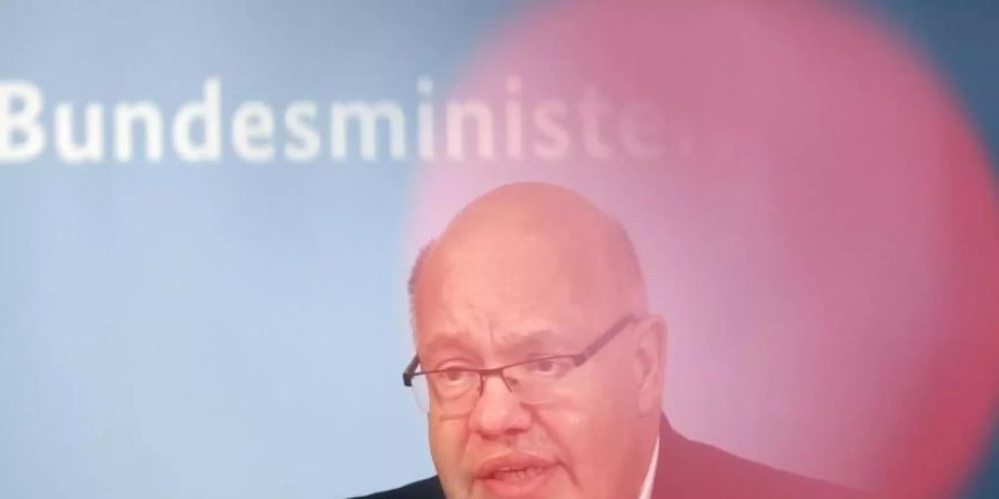 Bundeswirtschaftsminister Peter Altmaier stellt auf einer Pressekonferenz seine klima- und wirtschaftspolitischen Vorschläge vor. Foto: Odd Andersen/AFP Pool/dpa