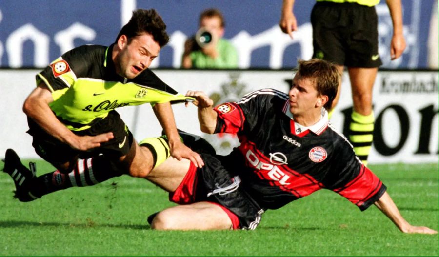 Didi Hamann (rechts) holt als Bayern-Spieler Stéphane Chapuisat vom BVB von den Beinen.