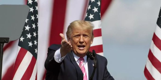 Macht Corona zu einer Glaubensfrage: US-Präsident Donald Trump spielt die Gefahr herunter. Foto: Chris Seward/AP/dpa Macht Corona zu einer Glaubensfrage: US-Präsident Donald Trump spielt die Gefahr herunter. Foto: Chris Seward/AP/dpa