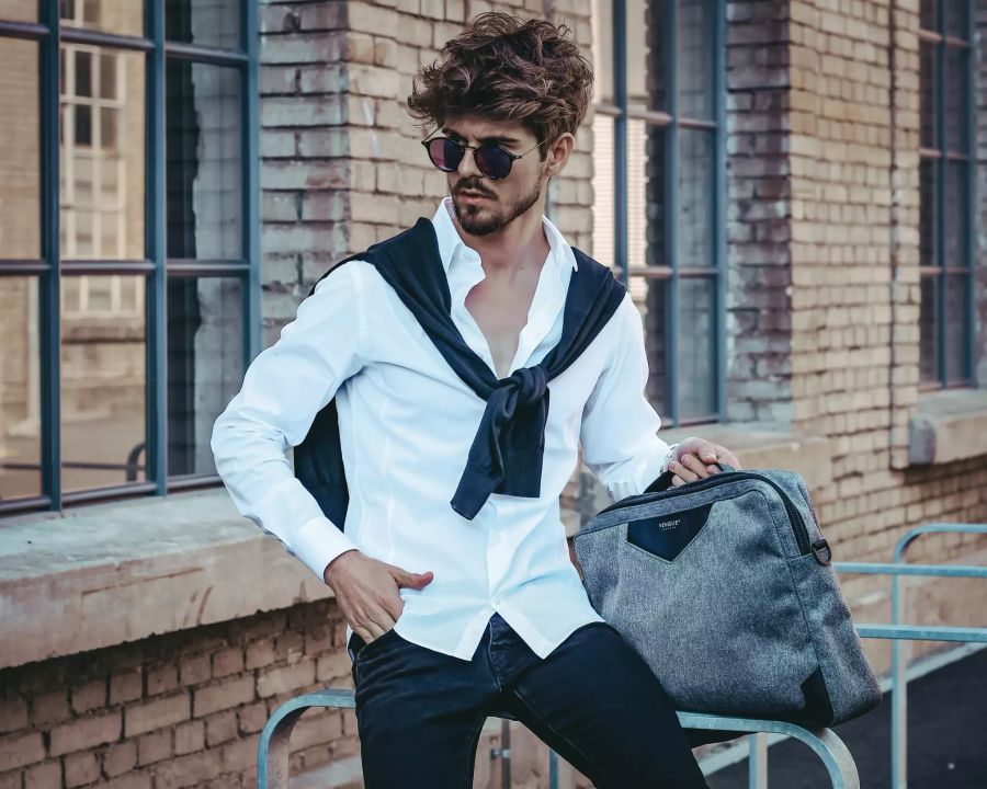 Mann mit Tasche