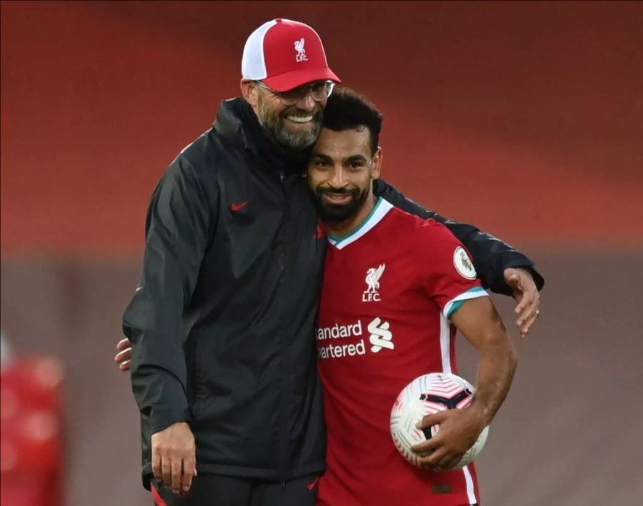 Jürgen Klopp und Mohamed Salah nach einem Sieg des FC Liverpool.