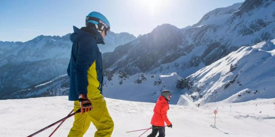 Trotz Corona wird wohl vielerorts Skifahren möglich sein. Doch Wintersportler müssen sich auf einige Infektionsschutzmassnahmen einstellen. Foto: Benjamin Nolte/dpa-tmn