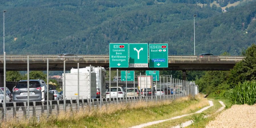 Autobahn A1 bei Härkingen mit Abzweigung zur A2 in Richtung Basel und Deutschland. Hauptverkehrsader der Schweiz. Beim Härkinger Kreuz laufen die A1 und A2 zusammen.