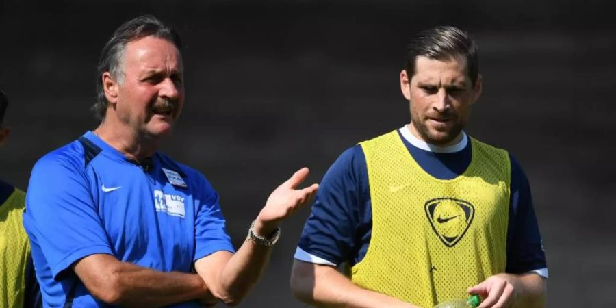 Steht mit den arbeitslosen Profis auf dem Platz: Ex-Bundesliga-Coach Peter Neururer. Foto: Ina Fassbender/dpa