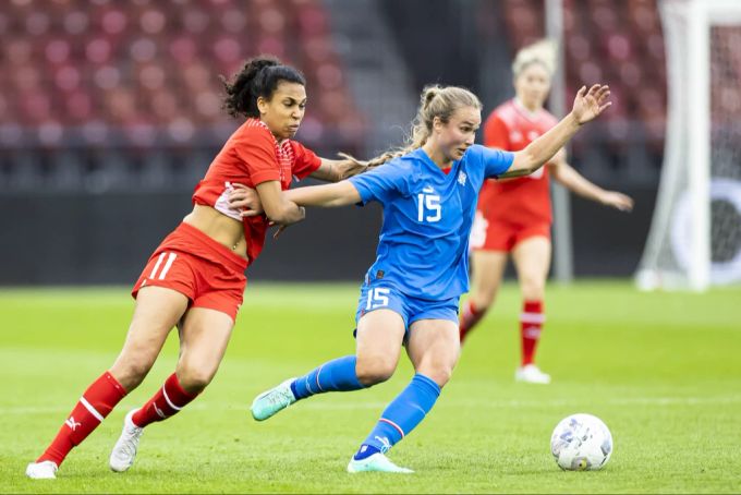 Coumba Sow (Schweiz) gegen Alexandra Johannsdottir (Island). Frauenfussball