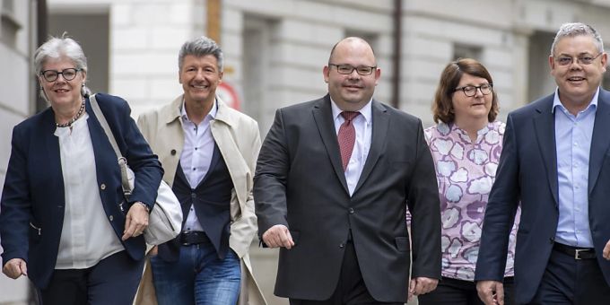 Die Präsidentin der Luzerner SVP, Angela Lüthold (links) am Wahlsonntag in Gesellschaft von Regierungsratskandidat Armin Hartmann (Mitte) und Nationalrat Franz Grüter (rechts). (Archivbild) ylfete fanaj