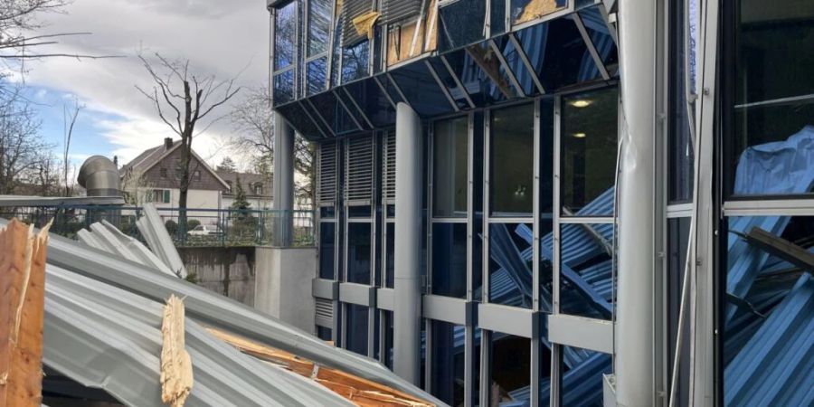 In Liestal BL schleuderte der Wind die Dachkonstruktion einer Baustelle gegen eine Hausfassade.