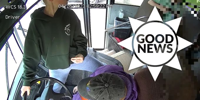 Fahrerin ohnmächtig - 13-Jähriger bringt in Notfall Schulbus zum Stehen
