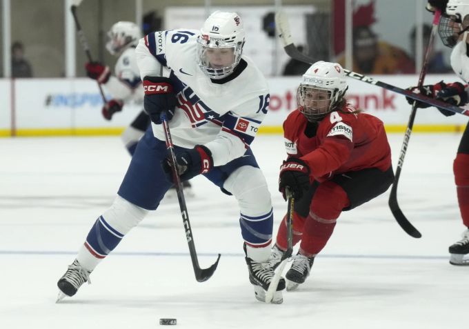 Hayley Scamurra (USA) gegen Nadine Hofstetter (Schweiz) an der Eishockey-WM. Schweiz USA Eishockey-WM Frauen