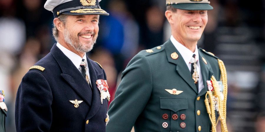 Kronprinz Frederik von Dänemark (l) und sein Bruder Prinz Joachim.