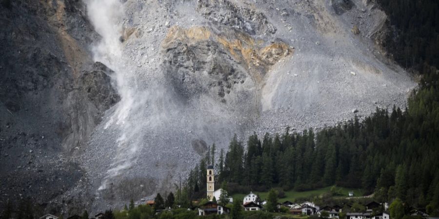 Fortlaufende Felsstürze gefährden das Dorf Brienz GR, weshalb es evakuiert wurde.