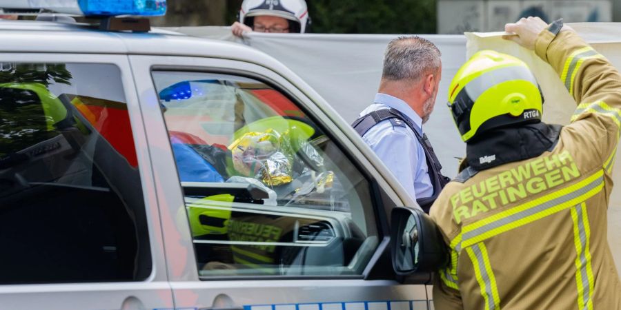Bei einer Explosion in einem Hochhaus in Ratingen wurden mehrere Menschen verletzt - darunter auch Einsatzkräfte der Feuerwehr und der Polizei.