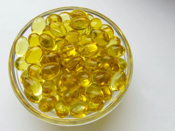 Vitamin D ist in niedriger Dosierung frei verfügbar. Vitamin D