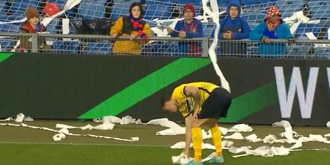 Auch Xhaka räumt auf - FCB-Knirpse bewerfen YB-Zesiger mit WC-Papier