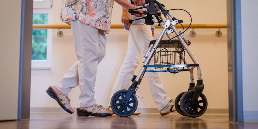 Anfang 2022 eingeführte Entlastungszuschläge für Pflegeheimbwohnerinnen und -bewohner sollen zum 1. Januar 2024 erhöht werden. dadurch soll der Eigenanteil für die reine Pflege gedrückt werden.