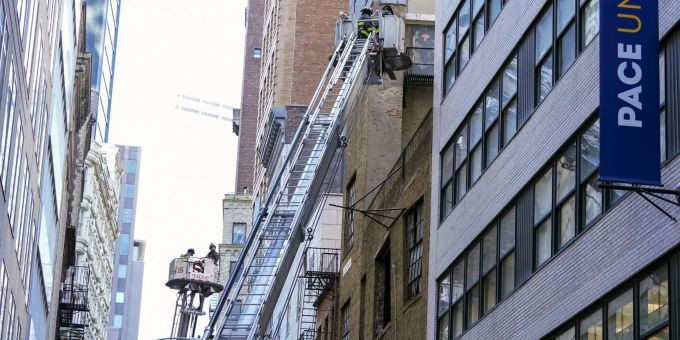 Feuerwehrleute arbeiten an der Bergung verschütteter Personen im Stadtteil Lower Manhattan in New York. Parking Garage Collapse