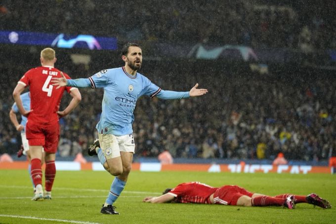 Citys Bernardo Silva bejubelt seinen Treffer im Hinspiel zum zwischenzeitlichen 2:0. fc bayern münchen