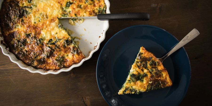 Die royal-goldene Quiche zur Krönung ist mit Spinat, Bohnen und Estragon gefüllt und lässt sich auch mit heimischen Zutaten nachbacken.