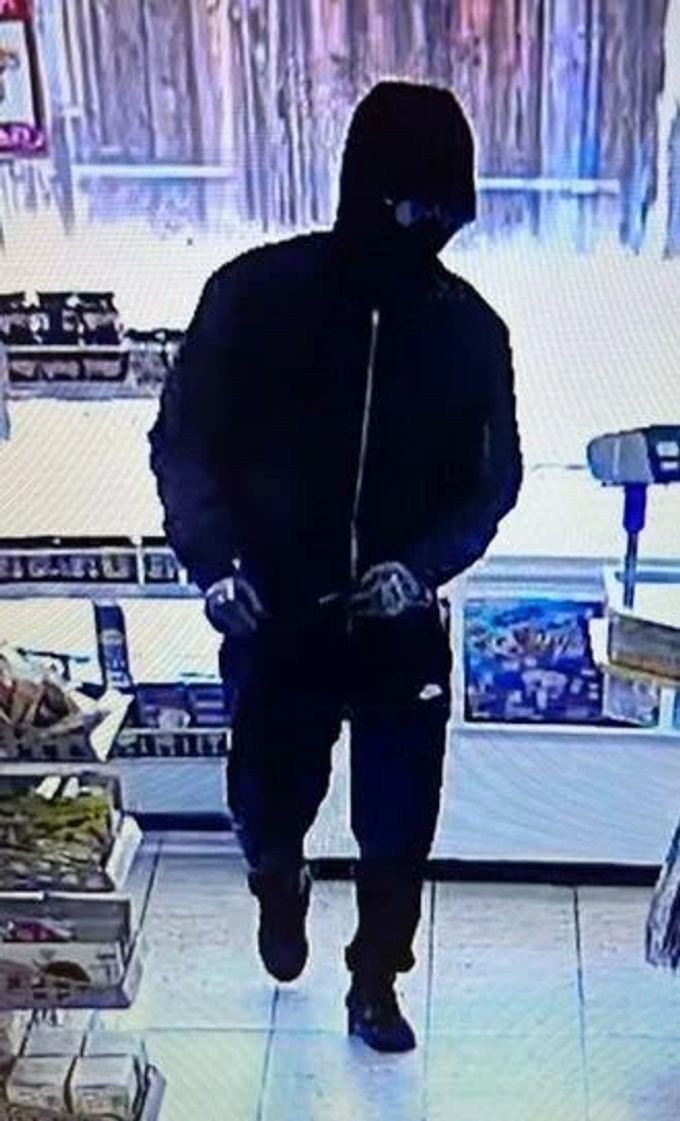 Dunkel gekleideter Mann während Raubüberfall. Raubüberfall in Altikon