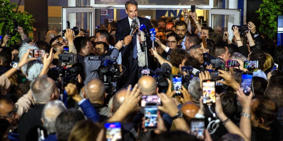 Kyriakos Mitsotakis, griechischer Ministerpräsident und Vorsitzender der Partei Nea Dimokratia (ND, Neue Demokratie), vor der Zentrale seiner Partei in Athen.