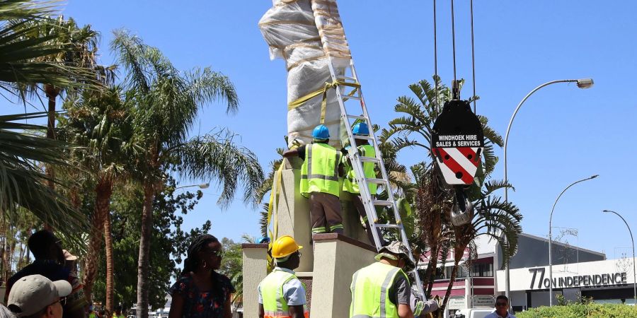 Die Statue des deutschen Kolonialherren Curt von François im namibischen Windhuk wird 2022 vom Sockel gehoben. Der Reichtum der G7-Staaten ist laut Oxfam auf Kolonialismus und Sklaverei aufgebaut.