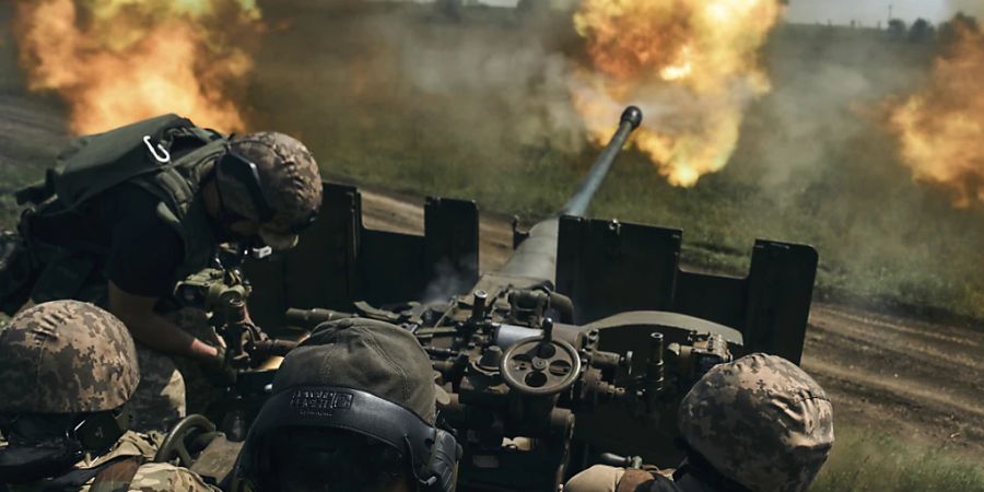 Ukrainische Soldaten feuern eine Kanone in der Nähe von Bachmut ab, einer Stadt im Osten des Landes, in der heftige Kämpfe gegen russische Truppen stattgefunden haben. Foto: LIBKOS/AP/dpa