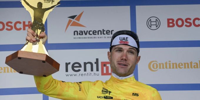Marc Hirschi feiert den Gesamtsieg an der Tour de Hongrie. tour de hongrie