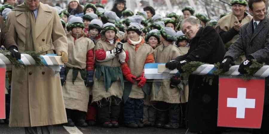 Charles öffnet in Klosters GR 2005 zusammen mit dem damaligen Bundesrat Moritz Leuenberger die Barriere zur offiziellen Eröffnung der Ortsumfahrung. (Archivbild)