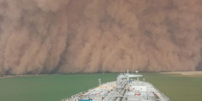 Ein Toter - Sandsturm fegt über den Suezkanal