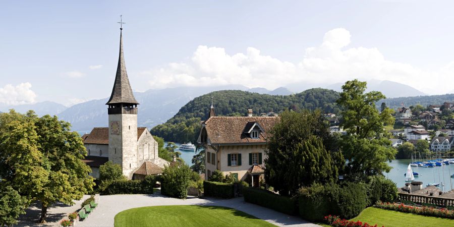 Im Schlosshof der Schlosskirche Spiez am Thunersee.