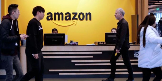 Künstliche Intelligenz kann ermitteln, wann ein Mitarbeiter dazu bereits ist, für weniger Lohn zu arbeiten. KI Amazon Mitarbeiter