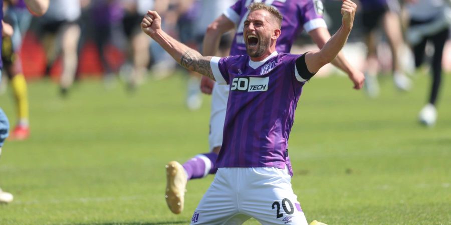 Osnabrücks Marc Heider jubelt über den Aufstieg in die 2. Liga.