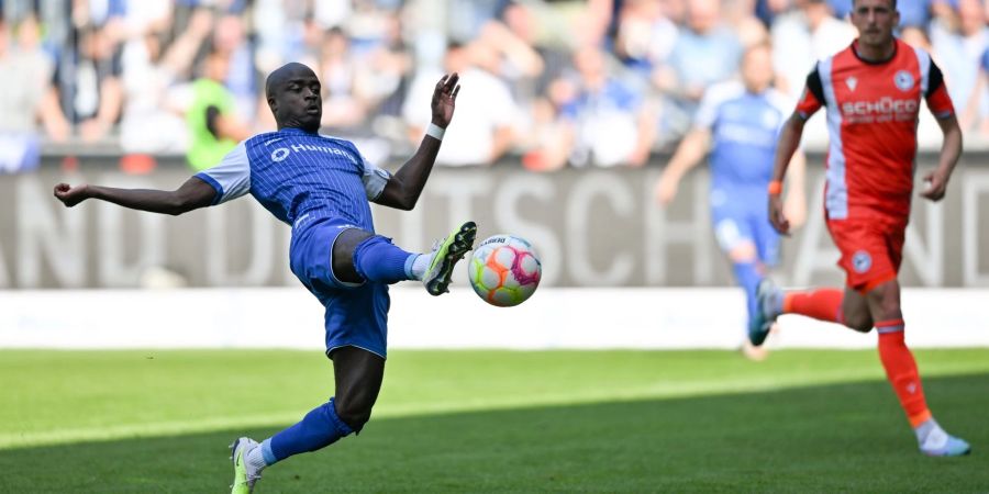 Klares Ergebnis gegen Bielefeld: Magdeburgs Amara Conde (l) trifft zum 3:0.