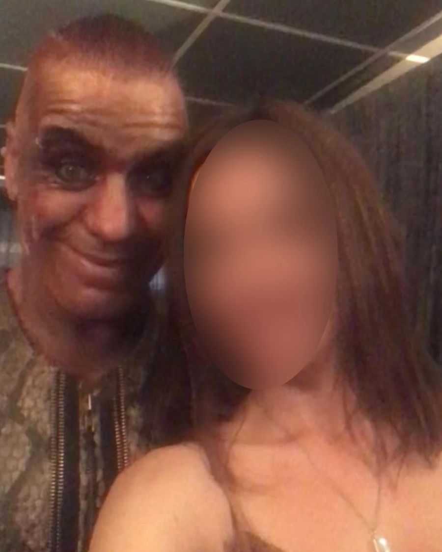 Alena M. posiert mit Till Lindemann.