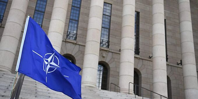Eine Fahne der Nato weht im Wind. Nato