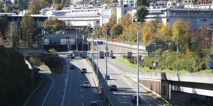 Am 24. November 2024 stimmt die Schweiz über den Nationalstrassen-Ausbau ab. (Symbolbild) Stau Nationalstrasse Abstimmung