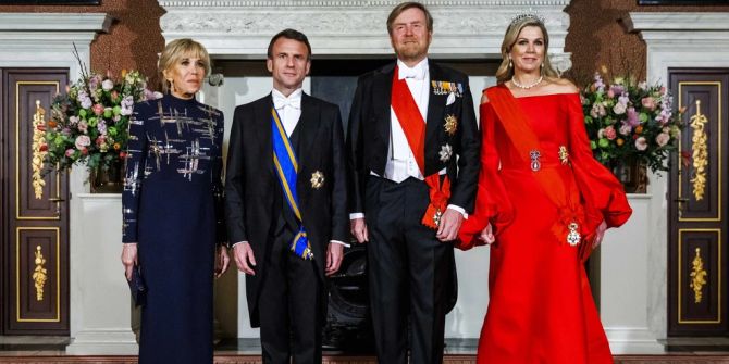 Königi Maxima mit rotem Kleid.