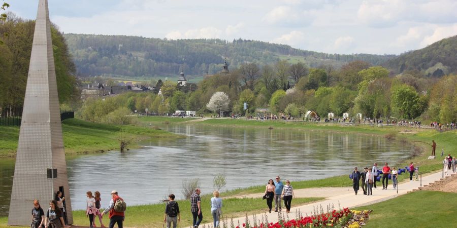 Besucher spazieren am Mai-Feiertag bei sonnigem Wetter über das Gelände der Landesgartenschau Nordrhein-Westfalen in Höxter an der Weser.