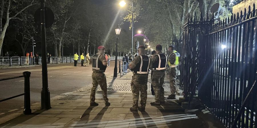 Die Polizei vor dem Buckingham-Palast. Hier wurde die Tasche des festgenommenen Mannes gesprengt.