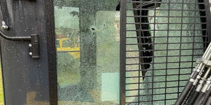 Zwei Bagger in Düdingen durch Projektile beschädigt Schüsse auf Bagger