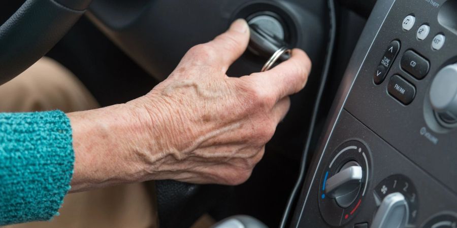 Pläne der EU-Komission sehen vor, dass Führerscheine ab dem 70. Lebensjahr alle fünf Jahre erneuert werden müssen. Verkehrsexperten in Deutschland sprechen sich dagegen aus.