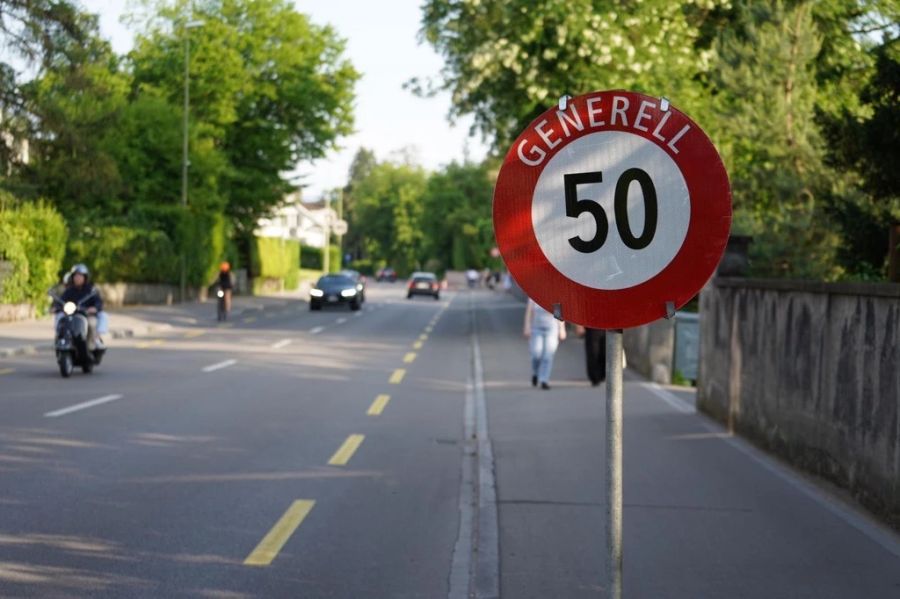 Bis heute Donnerstag durften die Autofahrer nur noch mit 50 Stundenkilometern neben der Villa durchfahren.