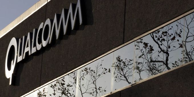 Der Rückgang der Smartphone-Verkäufe schlägt auf das Geschäft des Chipkonzerns Qualcomm durch. Im vergangenen Quartal fiel der Umsatz im Jahresvergleich um 17 Prozent auf rund 9,3 Milliarden Dollar. (Archivbild) Der Rückgang der Smartphone-Verkäufe schlägt auf das Geschäft des Chipkonzerns Qualcomm durch. Im vergangenen Quartal fiel der Umsatz im Jahresvergleich um 17 Prozent auf rund 9,3 Milliarden Dollar. (Archivbild)