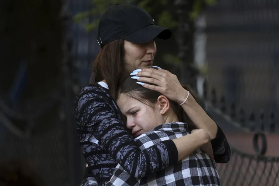 Menschen trauern um die Opfer des Amoklaufs in der Schule «Vladislav Ribnikar» in Belgrad.