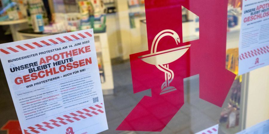 Plakate mit Infos zum bundesweiten Protesttag der Apotheken hängen im Schaufenster von einer Apotheke.