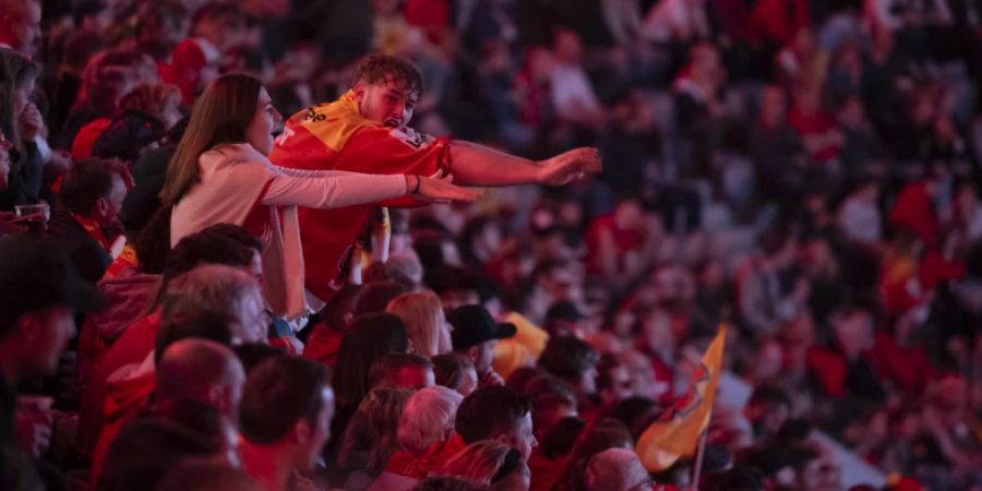 Hunderte von Fans des EHC Biel verfolgten das Spiel gegen Genf-Servette von den Rängen der Tissot Arena aus.